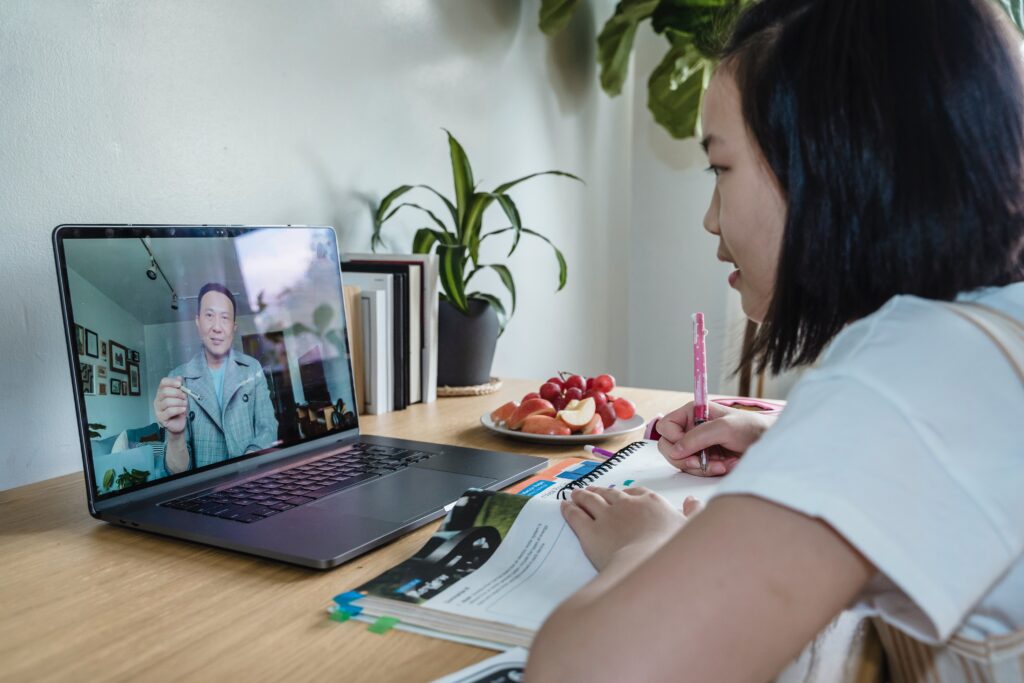 girl-learning-at-home-online. Photo by Annushka Ahuja